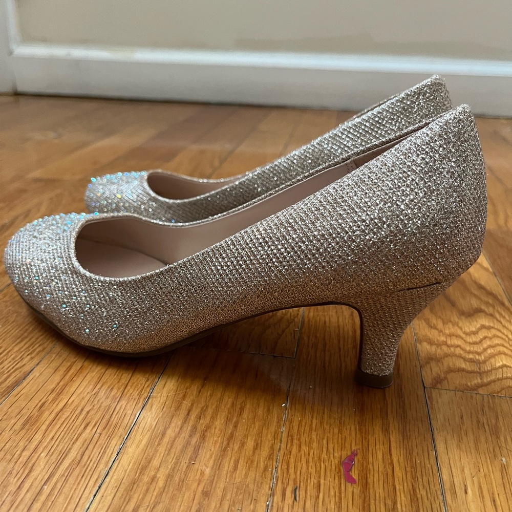 Bonnibel Wonda Low Heel Round Toe Gold Champagne Glitter Sparkle Pumps Size 7